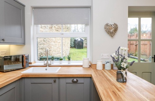 Barnard Castle Cottage | OCTOBER COTTAGE, pet friendly in Middleton-In-Teesdale