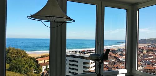 Zarautz Apartment | OFERTA ESPECIAL ÚLTIMA HORA - SARAKATUA15 - vistas espectaculares - familias y parejas - 2 dormitorios independientes - amplio salón cocina comedor - tarjeta parking OTA GRATIS - Julio y agosto estancia mínima 7 noches de domingo a domingo -