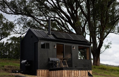 Tarra Valley House | Off-Grid Cabin with Valley Views and Hot Tub - Pepe