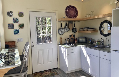 Rogue River House | Off-grid tiny home on 6 secluded acres w/outdoor soaking tubs and sauna!