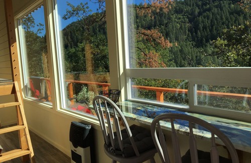 Rogue River House | Off-grid tiny home on 6 secluded acres w/outdoor soaking tubs and sauna!