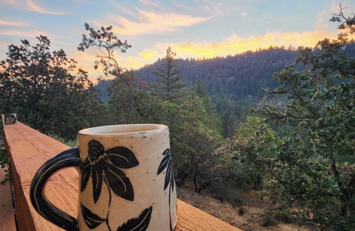 Rogue River House | Off-grid tiny home on 6 secluded acres w/outdoor soaking tubs and sauna!