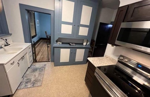Somerset House | Off-street parking, family and pet friendly, fenced in yard, WiFi, self check-in