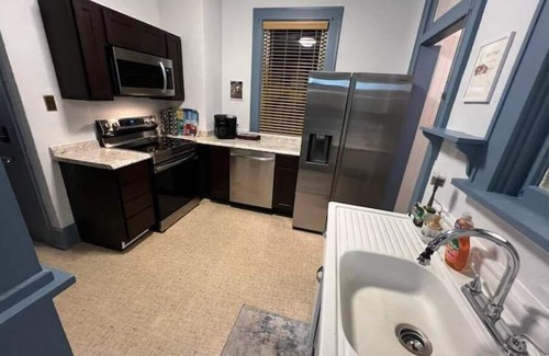 Somerset House | Off-street parking, family and pet friendly, fenced in yard, WiFi, self check-in
