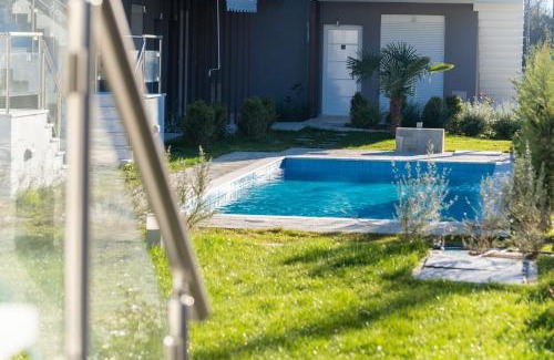 Paralia Ofryniou Apartment | Ofrynio Luxury Apartments & Pool