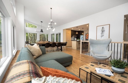 Les Eboulements Ski Chalet | Okanagan 97: Spacious & Tranquil in Prime Location
