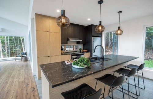 Les Eboulements Ski Chalet | Okanagan 97: Spacious & Tranquil in Prime Location