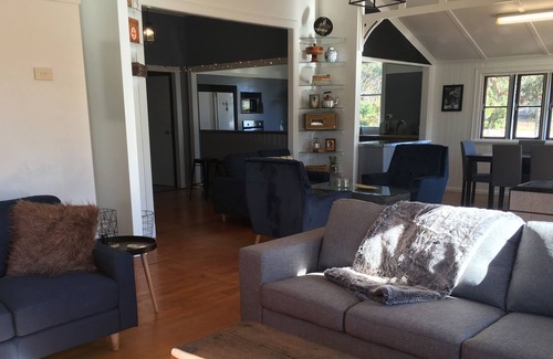 Stanthorpe House | Old Caves House - Stanthorpe - Sleeps 9 Picturesque & quiet semi rural setting