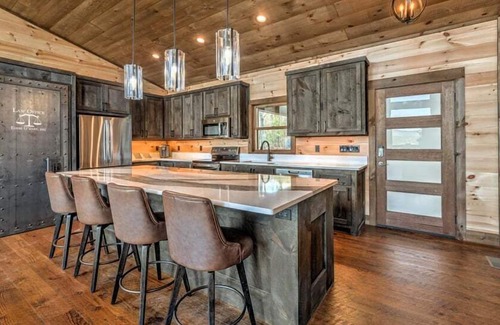 Ridgeline Vistas Cabin | Old Chicago - Al Capone Themed | Pet Friendly | Mountain Views + more!