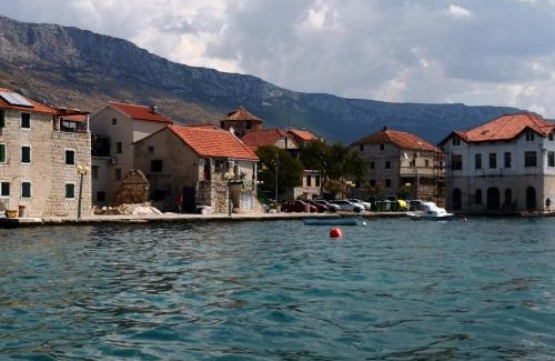 Kastel Kambelovac House | Old Fisherman House