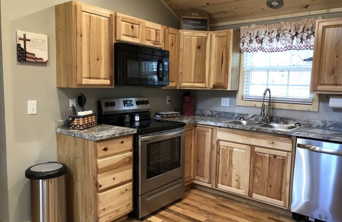 Whitley City Cabin | Old Glory Getaway-Cozy 2 bedroom cabin just 5 miles from Cumberland Falls!