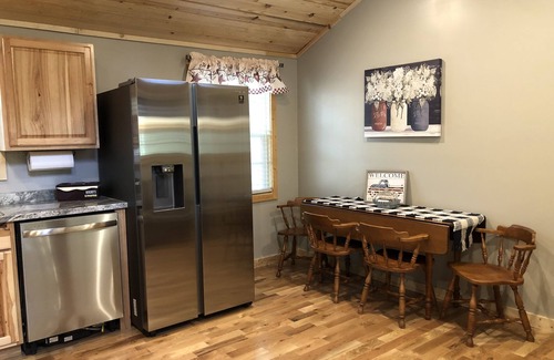 Whitley City Cabin | Old Glory Getaway-Cozy 2 bedroom cabin just 5 miles from Cumberland Falls!