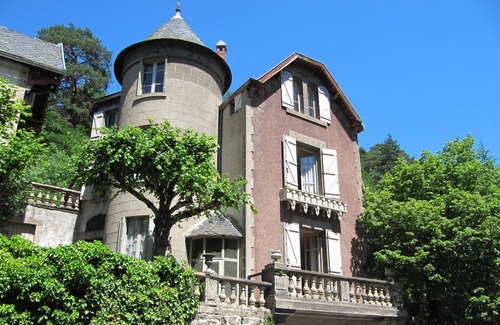 Saint-Nectaire House | Old house with character. Walled garden . Swimming pool and shops at 300 m