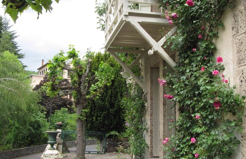 Saint-Nectaire House | Old house with character. Walled garden . Swimming pool and shops at 300 m