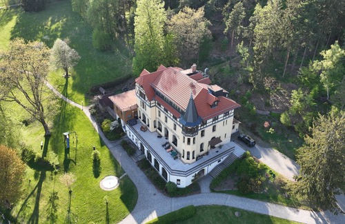 Luftkurort Luckendorf Villa | Old spa house in Lückendorf/Oybin in the Zittau Mountains /SCHLOSS GLOWE