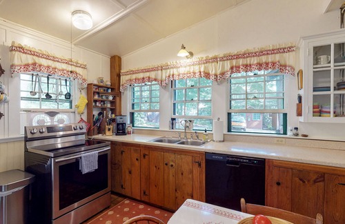Wolfeboro House | Old Time Family Lodge on Winnipesaukee With Gorgeous Sand Beach