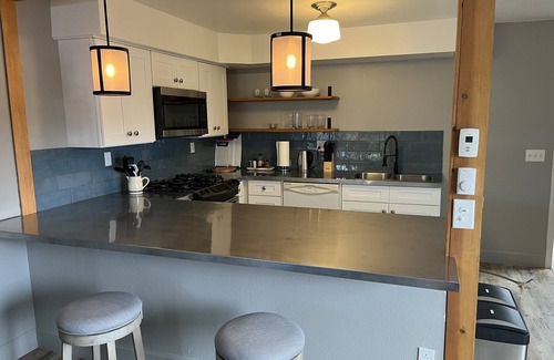 Florence Cottage | Old Town Cottage in Port of Siuslaw, King Bed