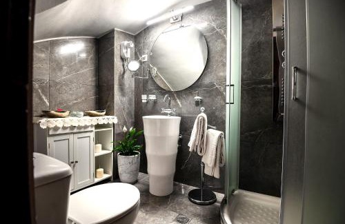 Old Town Rethymnon House | Old Town Rhapsody, Cosy 2-Floor Home with Rooftop Bathtub, BBQ & Lounge Under Sun Umbrellas