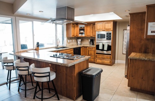 Park Scottsdale Nine House | Old Town Scottsdale 8-bedroom 4 bath NEW HOT TUB Heated pool putting green BBQ