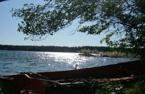 Bergshamra Other | Older cottage by the lake with a boat in Roslagen