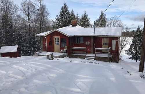 Unorganized Centre Parry Sound House | O’Leary’s Lane is Rustic and Cozy 4 season cottage! Fishing year round!