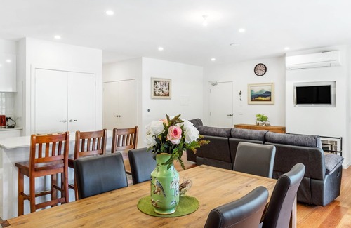 Olinda Apartment | Olinda Deluxe Apartment B1 - This beautiful and comfortably furnished apartment is centrally located in the village of Olinda.