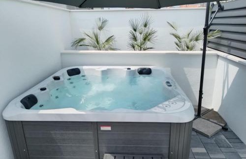Kastel Gomilica Apartment | Olive Tree apartment with jacuzzi