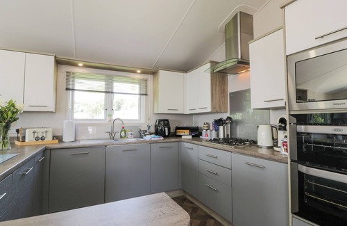 Wemyss Bay Cottage | OLIVIA'S HAVEN, pet friendly, with a garden in Wemyss Bay