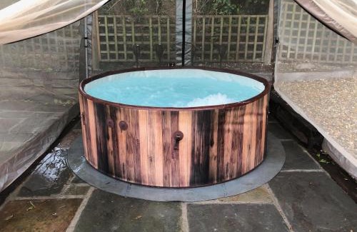 Olveston Villa | Olli's Cottage-Terrace & Jacuzzi