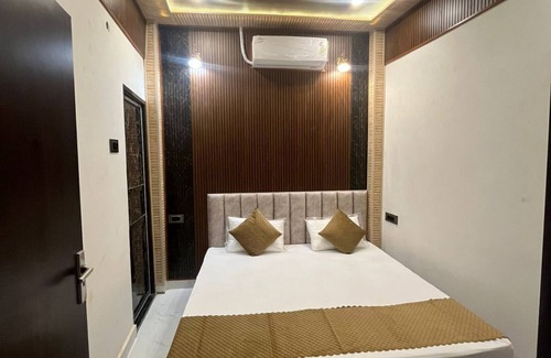 Mahmoorganj House | Om Nilay Paying Guest House By GRB