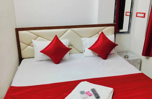 Kolkata House | Om Shanti Guest House - Near Ruby General Hospital and Science City