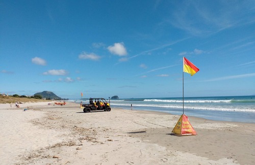 Mount Maunganui Apartment | Omanu Beach Break - Walk across the road to the beach, close to golf