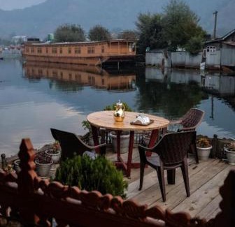 Dal Lake House | OMAR KHAYYAM HOUSEBOAT RETREAT and FAVELA HEADROOMS