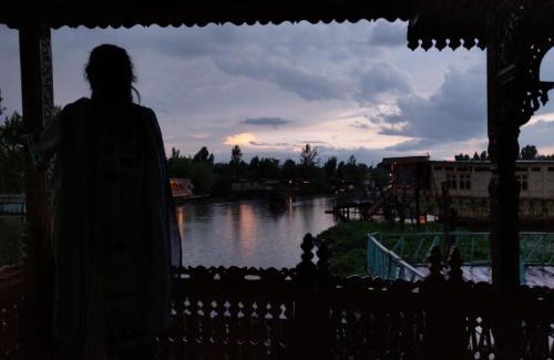 Dal Lake House | OMAR KHAYYAM HOUSEBOAT RETREAT and FAVELA HEADROOMS