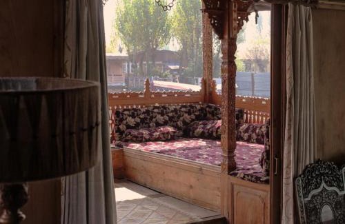Dal Lake House | OMAR KHAYYAM HOUSEBOAT RETREAT and FAVELA HEADROOMS
