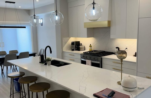 Springbank Hill House | Ombre' Home- A Stylish & Cozy Retreat for your stay!