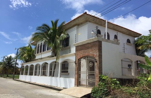 Omoa House | Omoa’s House- House Aharí