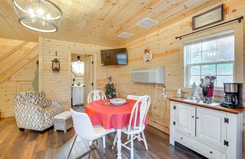 Zanesville Cabin | On 40 Acres: Charming Cabin in Zanesville!