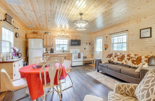 Zanesville Cabin | On 40 Acres: Charming Cabin in Zanesville!