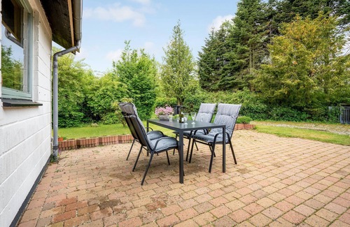 Kalvehave House | On a green property, surrounded by trees, this vacation home in Kalvehave awaits you.