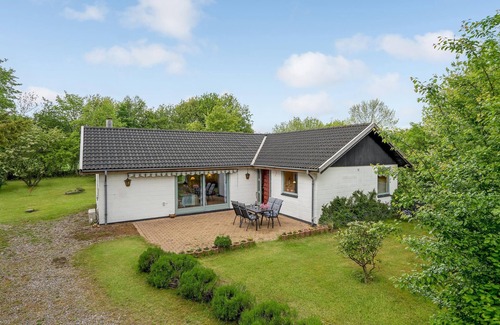 Kalvehave House | On a green property, surrounded by trees, this vacation home in Kalvehave awaits you.