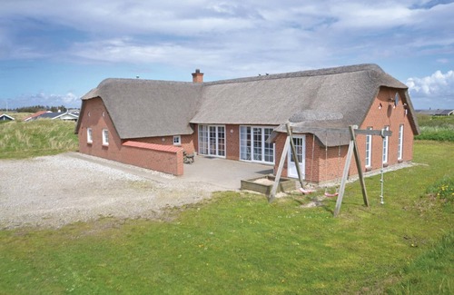 Argab House | On a narrow spot on Holmsland Klit, the thatched vacation home awaits you.