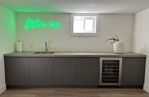 Merritton House | On Cloud Wine | Modern Bungalow | Wine Bar, Fire Pit, Badminton