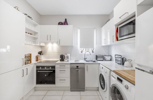 Lota Apartment | On Esplanade own 2 bedroom flat & pool, close to Manly cafe precinct