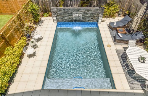 Lota Apartment | On Esplanade own 2 bedroom flat & pool, close to Manly cafe precinct