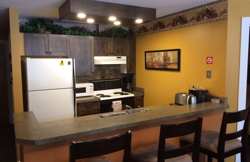 East Kootenay Condo | On Hill Condo - Spruce Lodge at Timberline (walk to lifts)