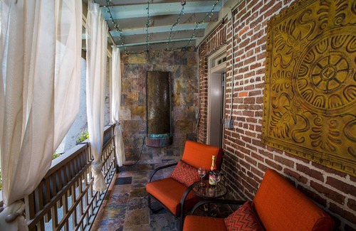 Charleston Historic District Apartment | ON MARKET STREET - EXCEPTIONAL LOCATION IN THE HEART OF HISTORIC DOWNTOWN!