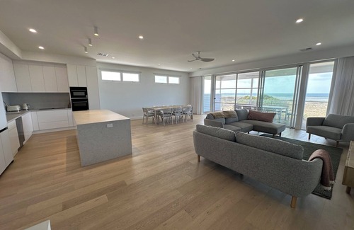 Yorke Peninsula House | On Point- 5 bedroom modern beachfront holiday home - Off peak special!