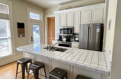 Seaside Cottage | On Seaside Ave. Lock Off w/Amazing Porches, Steps to Beach + 2 Adult Bikes!