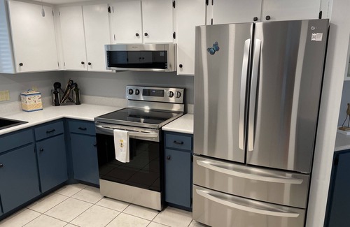 Burnt Store Marina Condo | On the 5th hole, walk in shower, new appliances, PT Cruiser option, restaurants!